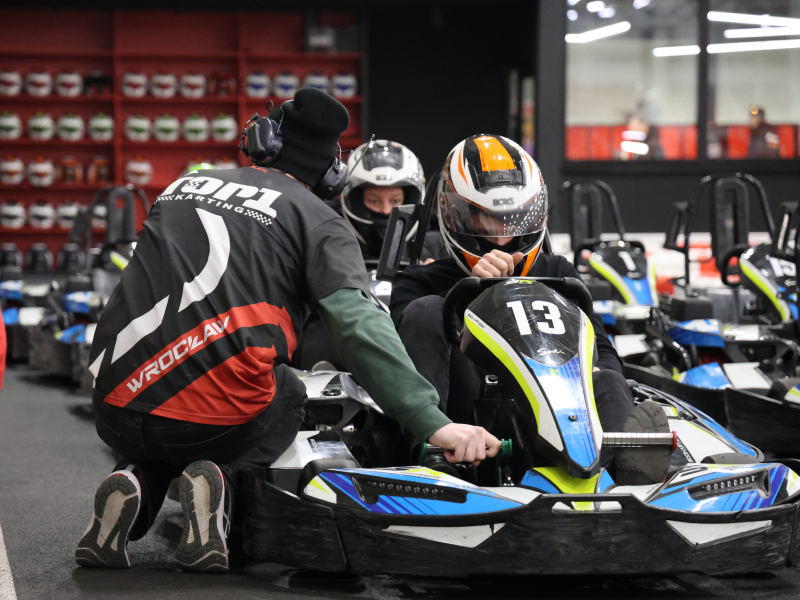 kierowcy gokartów
